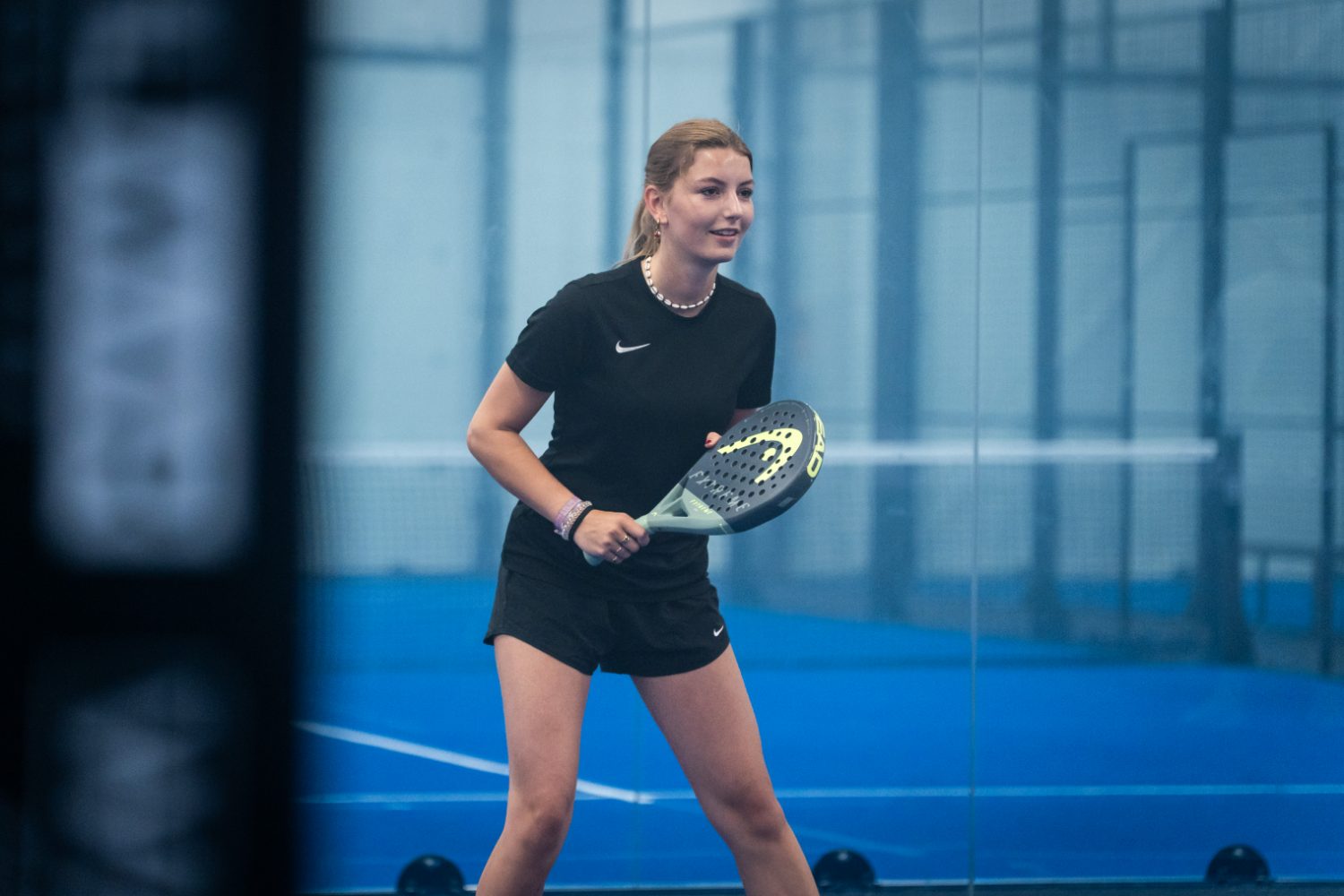 Speler in actie tijdens padel bij Poort Padel Almere